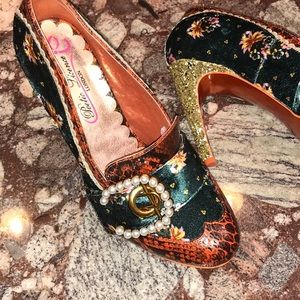 Intricate Pump w/Gold Glitter Heel